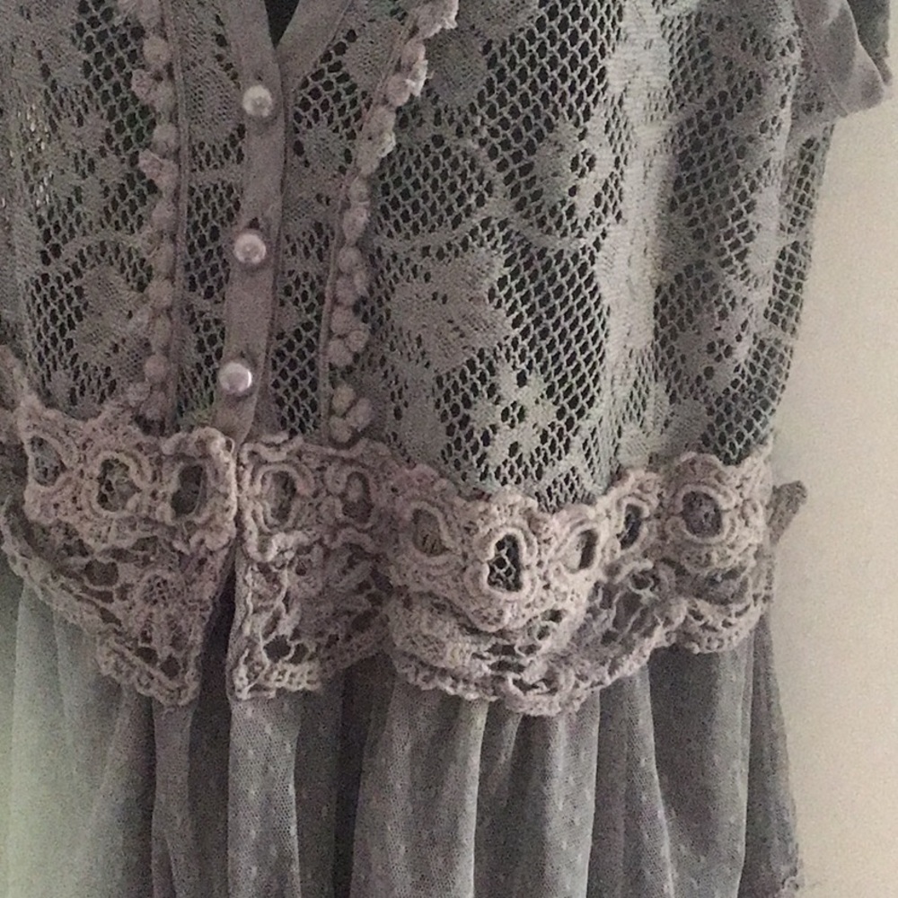 Darling Ruffle Vest - Picture 2 of 3